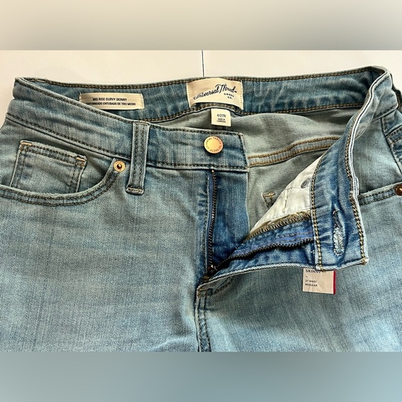 Universal Thread Women's Light Blue Mid-Rise Curvy Skinny Distressed Jeans Sz 4 - Picture 6 of 12